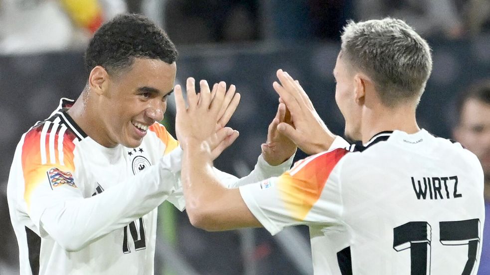 Im Nationalteam Mitspieler, in der Liga Gegner: Jamal Musiala (l) und Florian Wirtz Foto: Fabian Strauch/dpa