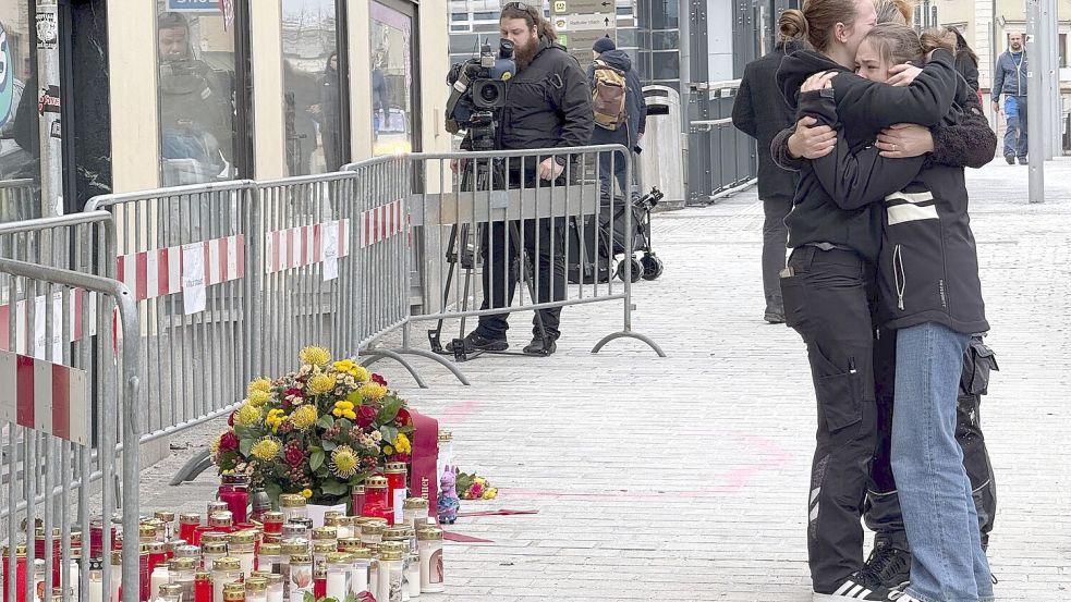 Menschen in Villach trauern nach dem tödlichen Messerangriff. Foto: Gerd Eggenberger/APA/dpa