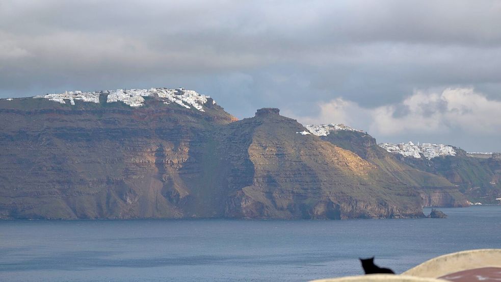 Santorini kommt nicht zur Ruhe. (Archivbild) Foto: Petros Giannakouris/AP/dpa