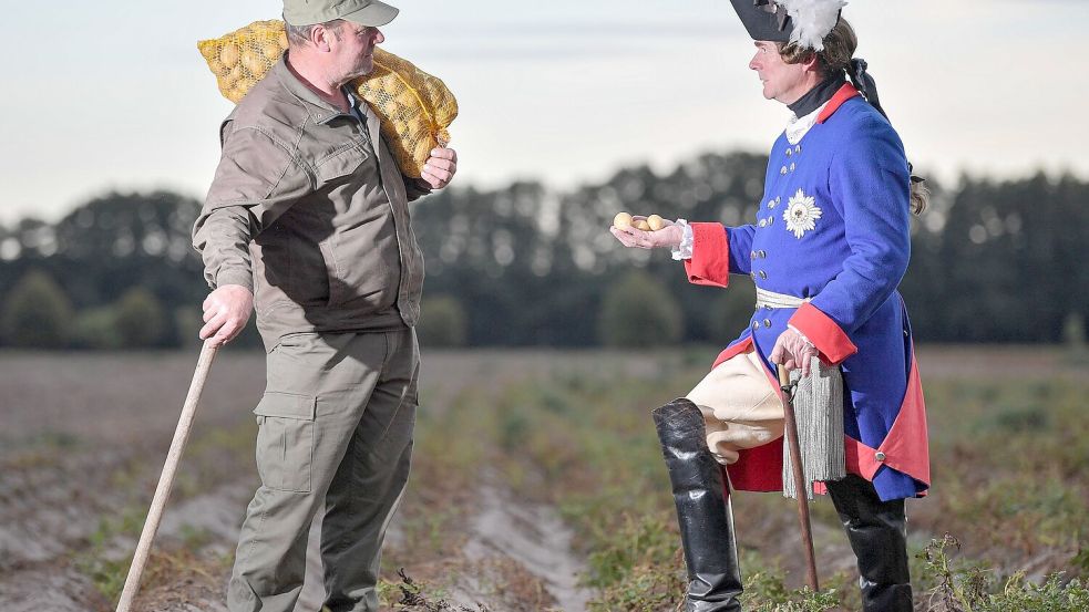 Nachgestellte Szene: Ein Mann im Kostüm als „Alter Fritz“ spricht mit einem Kartoffelbauern. (Foto von 2019) Foto: Patrick Pleul/dpa-Zentralbild/ZB