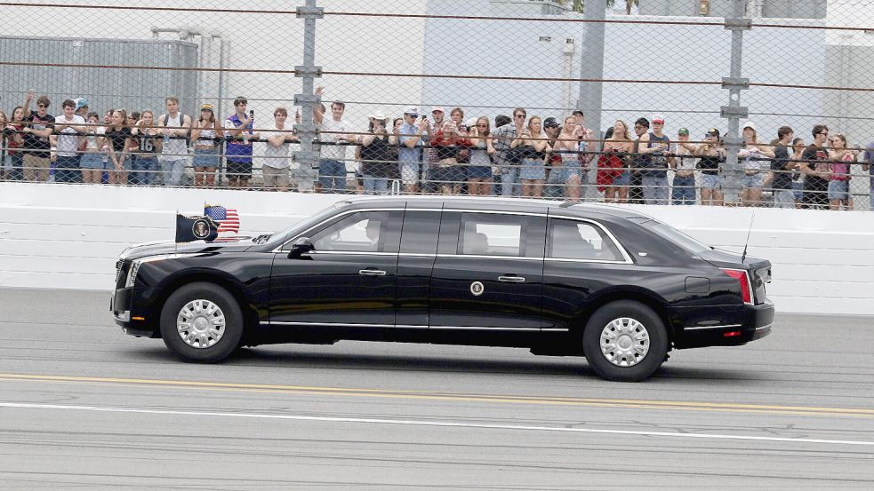 US-Präsident Donald Trump ist beim Nascar-Rennen Daytona 500 in seiner gepanzerten Limousine „The Beast“ über die Rennstrecke geheizt. Foto: IMAGO/Malcolm Hope/Icon Sportswire