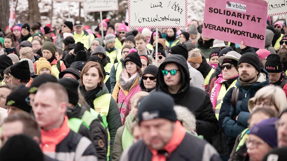 Gedrückte Stimmung zu Beginn der Tarifverhandlungen: Die Gewerkschaften gedachten der Opfer von München. Foto: Carsten Koall/dpa