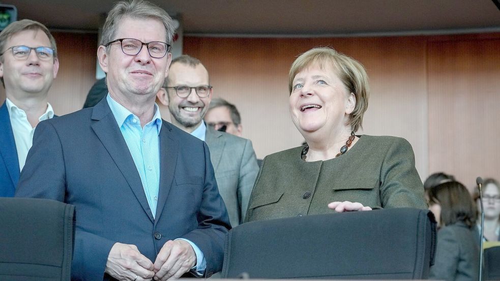 Als letzte Zeugin stand die frühere Bundeskanzlerin, Angela Merkel (CDU), hier mit dem Ausschussvorsitzenden, Ralf Stegner (SPD) den Abgeordneten Rede und Antwort. Foto: Kay Nietfeld/dpa