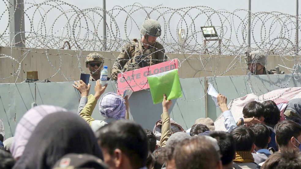 Tausende Afghanen versuchten im August 2021 nach der Machtübernahme durch die Taliban in Kabul auf den Flughafen zu gelangen, um das Land zu verlassen. Foto: Wali Sabawoon/AP/dpa