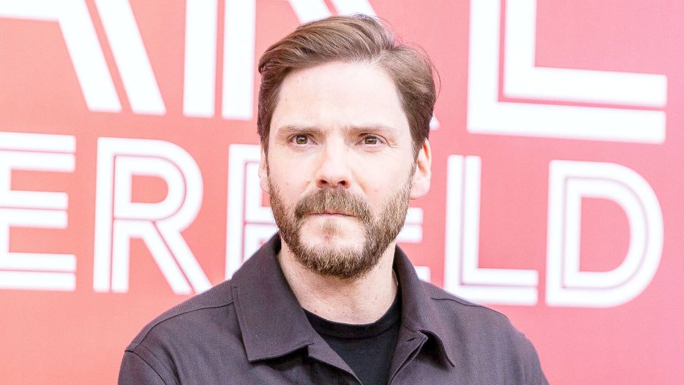 Der Schauspieler Daniel Brühl ist Unterzeichner eines offenen Briefs, der die gemeinsamen Abstimmungen der CDU mit der AfD im Bundestag als Tabubruch anprangert. (Archivbild) Foto: Carsten Koall/dpa