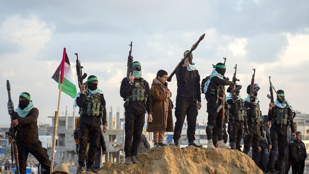 Die Hamas hat laut Israel mit der Übergabe einer nicht identifizierten Leiche gegen die Waffenruhe-Vereinbarung verstoßen. Foto: Abdel Kareem Hana/AP/dpa