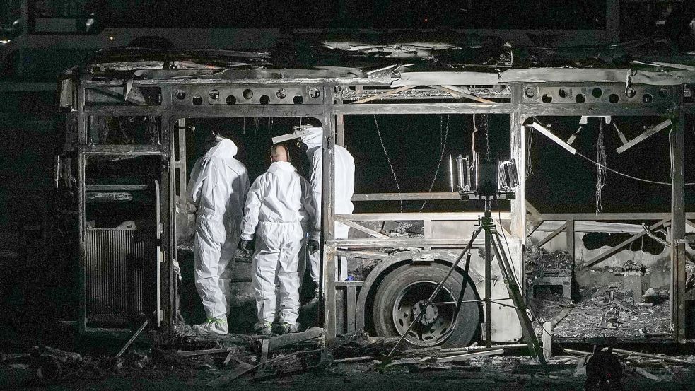 Israel geht nach der Explosion von Bussen von einem Terroranschlag aus. Foto: Ohad Zwigenberg/AP/dpa