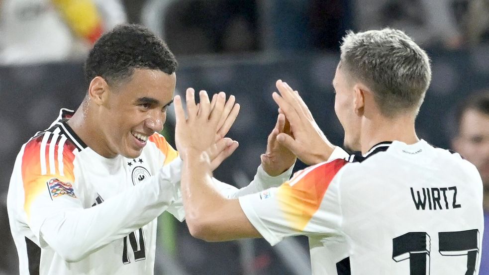 Wieder im Fokus: Die DFB-Stars Jamal Musiala und Florian Wirtz (r) Foto: Fabian Strauch/dpa