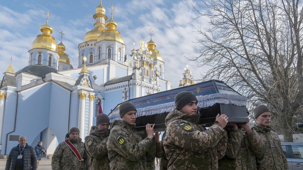 Soldatenbegräbnisse sind für die Ukraine bitterer Alltag geworden. (Archivbild) Foto: Efrem Lukatsky/AP/dpa