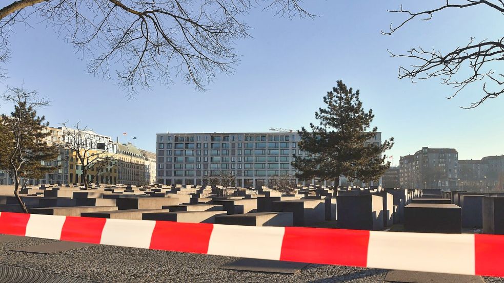 Am Samstagmorgen war der Bereich um das Holocaust-Mahnmal weiter abgesperrt. Foto: Paul Zinken/dpa