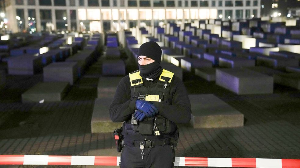 Die Polizei sichert den Tatort. Foto: Markus Schreiber/AP/dpa