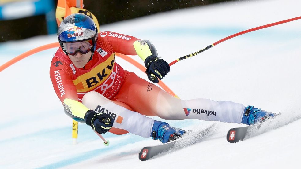 Der Schweizer Marco Odermatt feiert seinen achten Weltcup-Sieg in dieser Saison. Foto: Gabriele Facciotti/AP/dpa