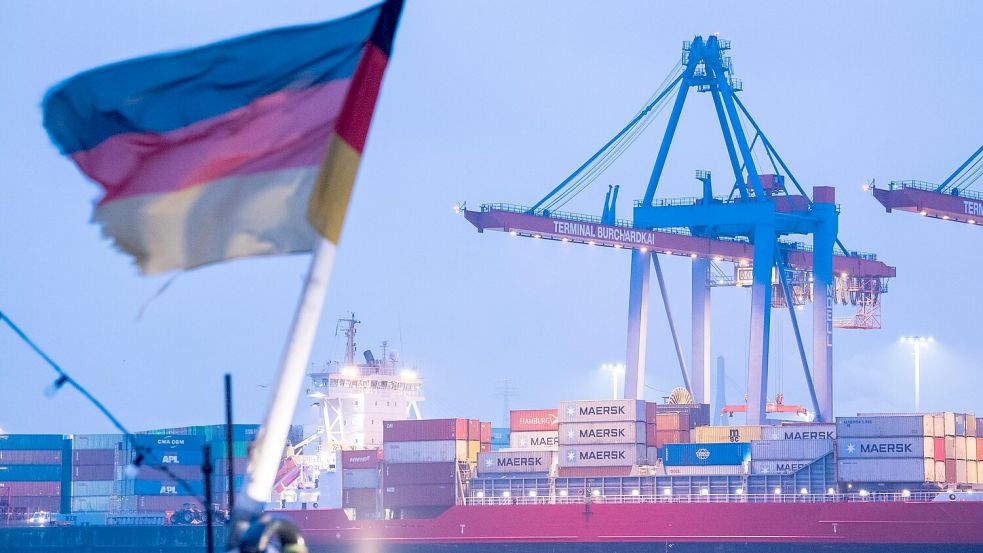 Auf einem Schiff im Hamburger Hafen weht die deutsche Flagge. (Archivbild) Foto: Daniel Bockwoldt/dpa