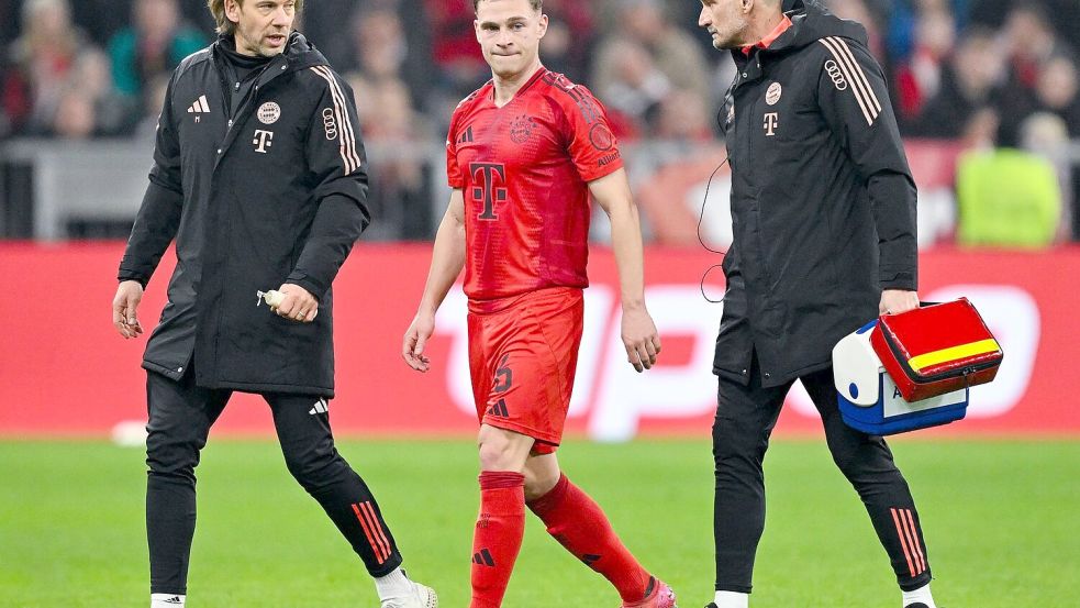 Es geht nicht mehr: Joshua Kimmich verlässt verletzt den Platz. Foto: Sven Hoppe/dpa