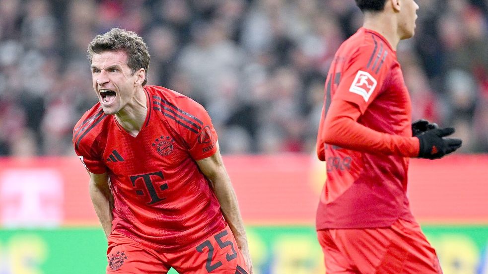 Thomas Müller (l) sieht im Sieg auch ein Signal. Foto: Sven Hoppe/dpa