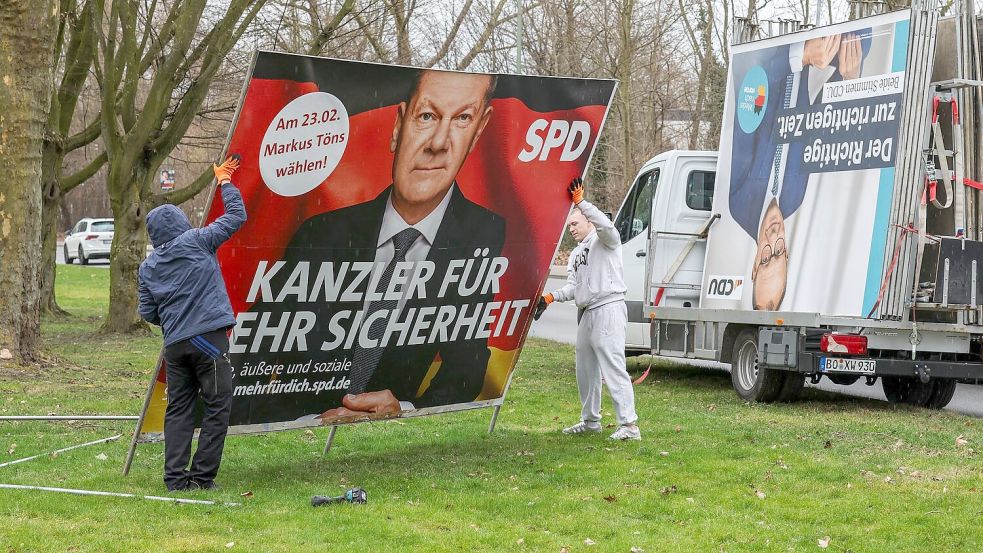 Schon werden die ersten Wahlplakate abgebaut, wie hier in Gelsenkirchen. In der nordrhein-westfälischen Stadt landete die AfD laut Daten der Bundeswahlleiterin mit 24,7 Prozent der Zweitstimmen knapp vor der SPD, die 24,1 Prozent erhielt. Foto: Christoph Reichwein/dpa