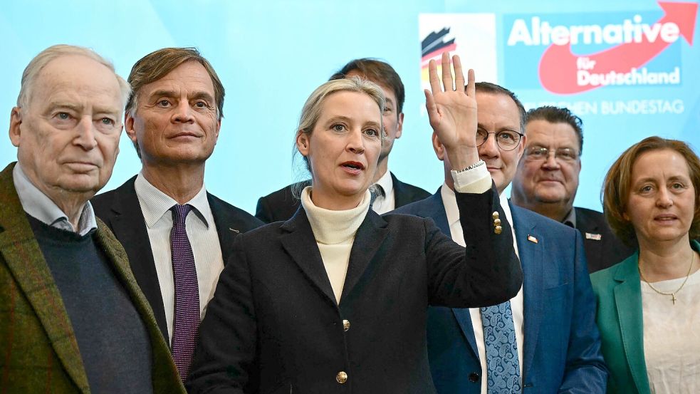 Fraktionschefin Alice Weidel ruft zum Foto zusammen: Die 152 Abgeordneten der AfD trafen sich zur konstituierenden Sitzung in Berlin. Problemfälle werden integriert. Foto: AFP/TOBIAS SCHWARZ