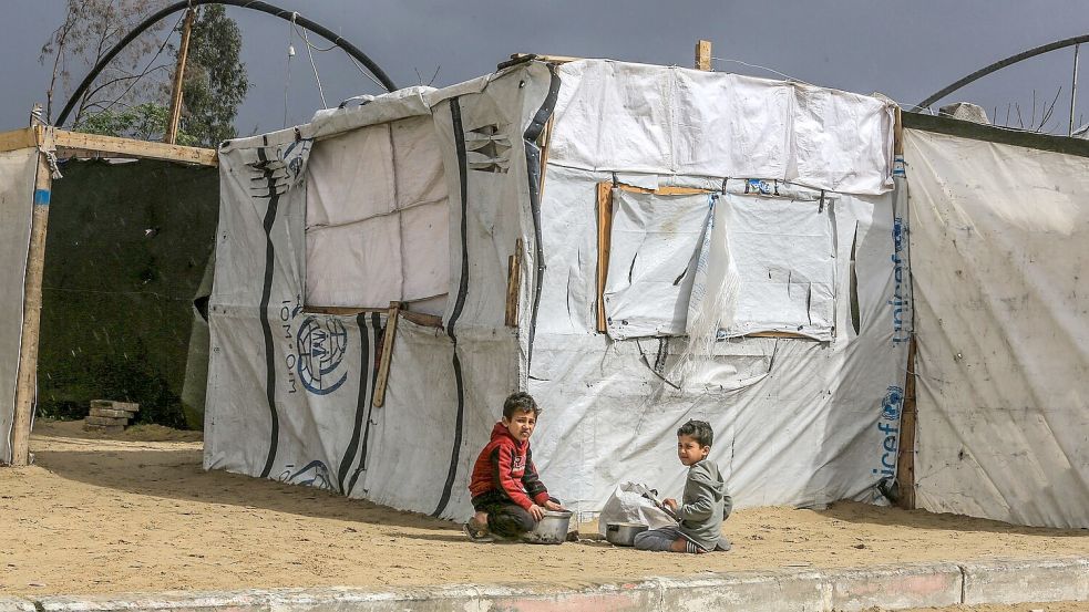 Viele Palästinenser leben im Gazastreifen in Zelten, die kaum Schutz gegen Kälte bieten. (Archivbild) Foto: Abed Rahim Khatib/dpa