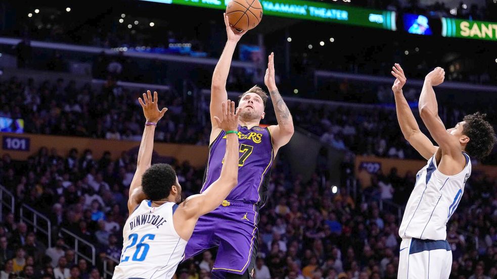 Luka Doncic (M) spielte erstmals gegen sein langjähriges Team. Foto: Mark J. Terrill/AP/dpa