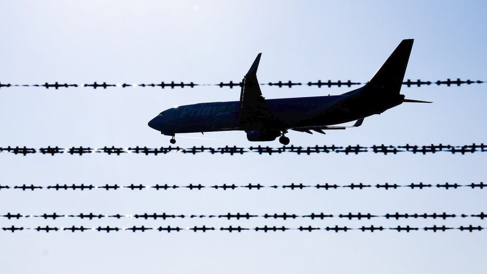 Im Januar 2025 wurden deutlich mehr Ausreisepflichtige aus Deutschland abgeschoben als im Vorjahresmonat. (Symbolbild) Foto: Julian Stratenschulte/dpa