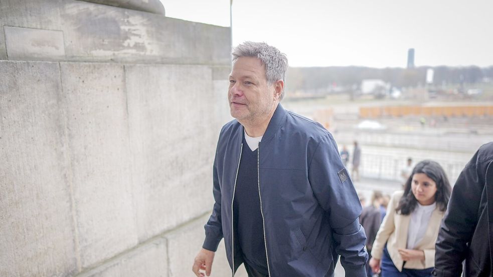 Bundeswirtschaftsminister Robert Habeck und Misbah Khan, Grünen-Abgeordnete aus Rheinland-Pfalz, gehen zur Sitzung ihrer Fraktion. Foto: Kay Nietfeld/dpa