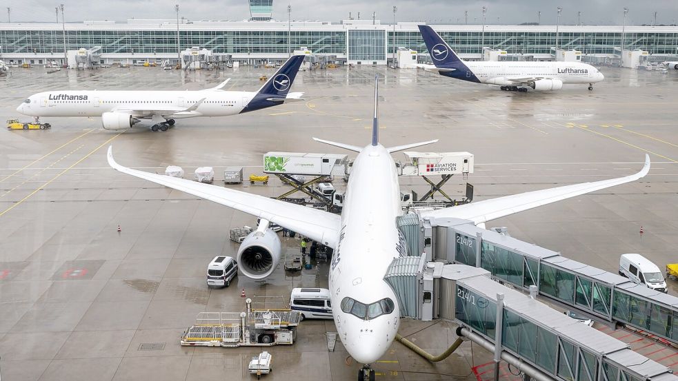 80 Prozent der geplanten Flüge am Flughafen München wurden gestrichen. (Archivbild) Foto: Peter Kneffel/dpa