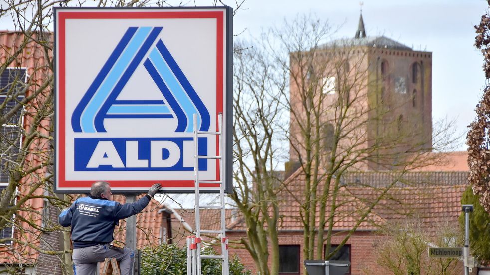 Die Leuchtreklame der neuen Marienhafer Aldi-Filiale wurde am Donnerstag installiert. Foto: Thomas Dirks