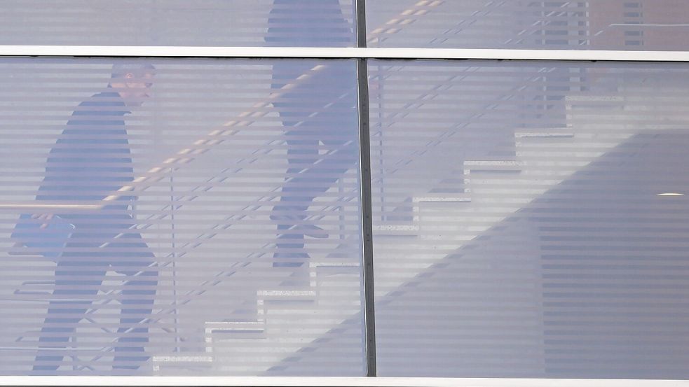 Hinter den Kulissen hat die Regierungsbildung begonnen. Union und SPD schickten insgesamt 18 Verhandler in die erste Runde. Foto: Hannes P. Albert/dpa