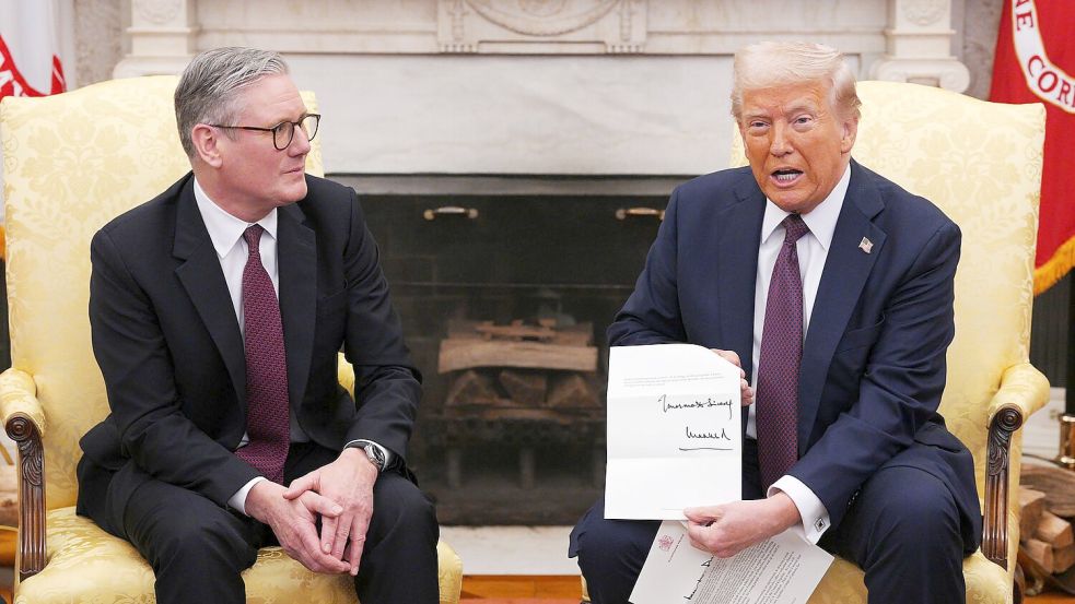 Der britische Premierminister Keir Starmer überreichte US-Präsident Donald Trump eine Einladung von König Charles zum Staatsbesuch im Vereinigten Königreich. (Archivfoto) Foto: Carl Court/PA Wire/dpa