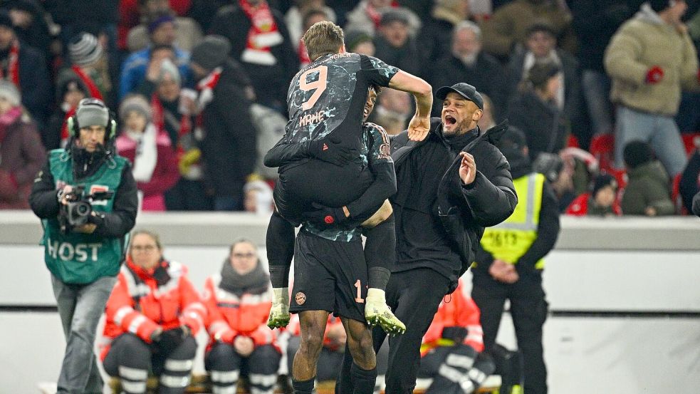 Ausgelassener Jubel: Die Bayern und Trainer Vincent Kompany (r) beim 3:1 in Stuttgart. Foto: Tom Weller/dpa