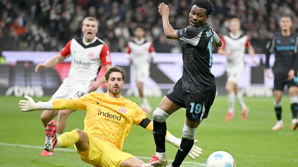 Leverkusens Nathan Tella (r) sorgte bei Eintracht Frankfurt für die 1:0-Führung. Foto: Arne Dedert/dpa