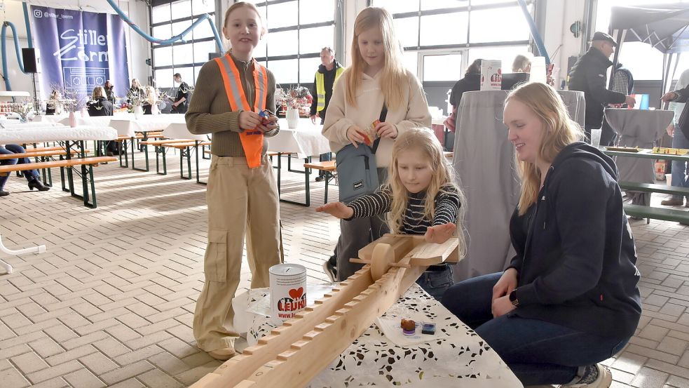 Für Kinder gab es zahlreiche Spielmöglichkeiten in und an der Fahrzeughalle der Feuerwehr Tannenhausen. Foto: Thomas Dirks