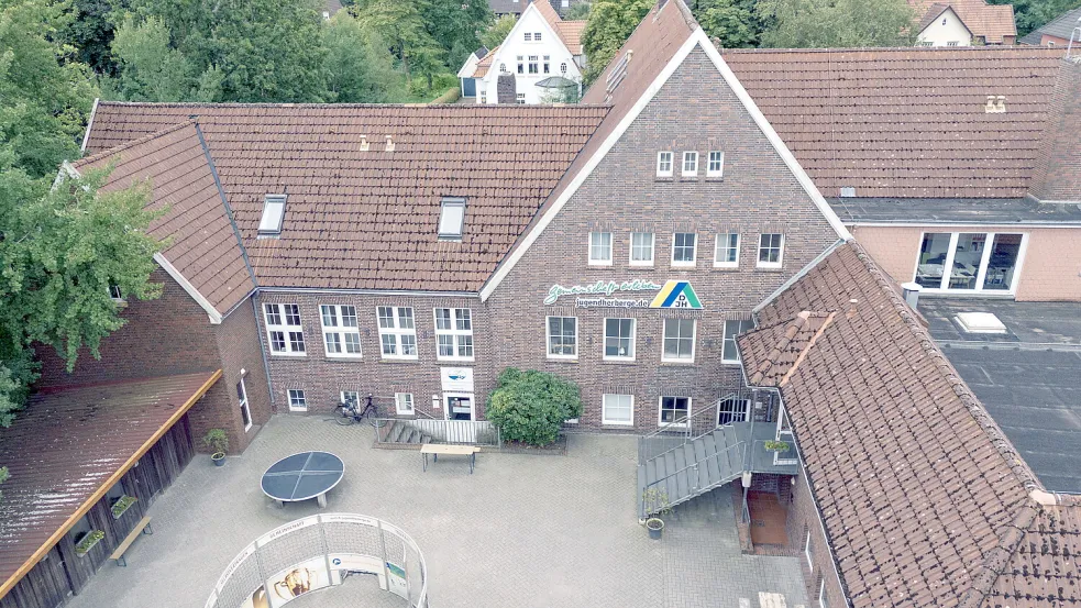 Die Jugendherberge am Ellernfeld in Aurich aus der Vogelperspektive. Foto: DJH