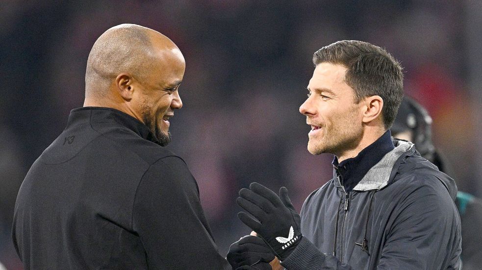 Wer muss wem gratulieren? Bayern-Coach Vincent Kompany (l) und Leverkusens Trainer Xabi Alonso. Foto: Tom Weller/dpa