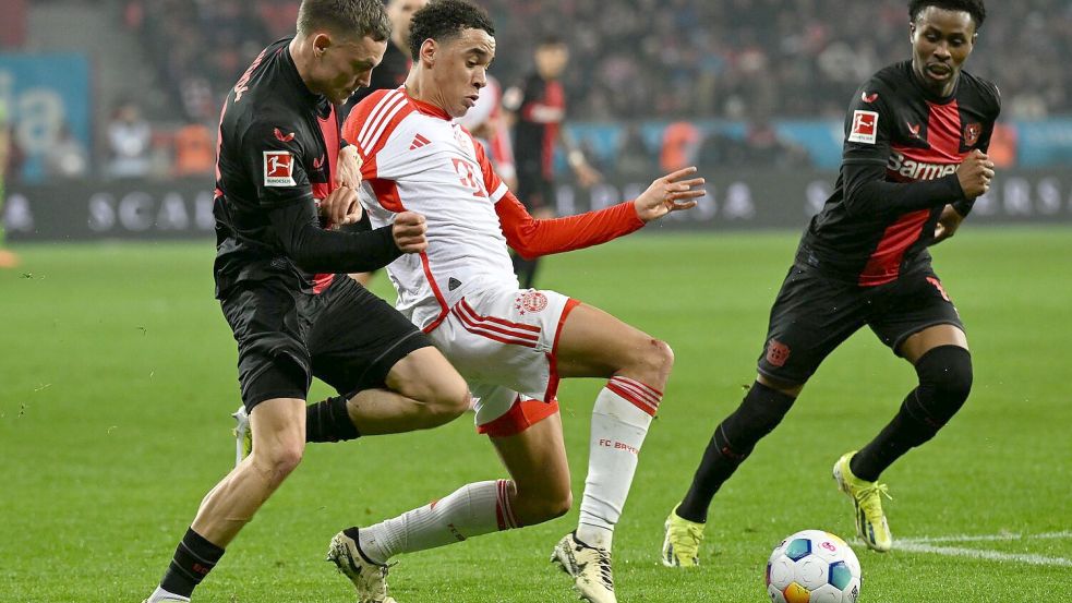 Vereint im Nationalteam, Gegner in der Champions League: Leverkusens Florian Wirtz (l) und Bayerns Jamal Musiala im Kampf um den Ball. Foto: Federico Gambarini/dpa