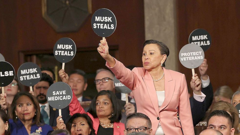 Demokraten protestierten während der Rede mit Schildern. Foto: Win McNamee/POOL Getty Images/AP/dpa