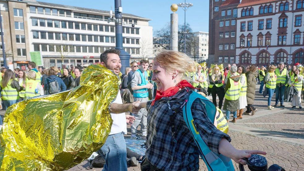 Frauen im Mittelpunkt: Verdi verlangt mehr Geld. Foto: Bernd Thissen/dpa