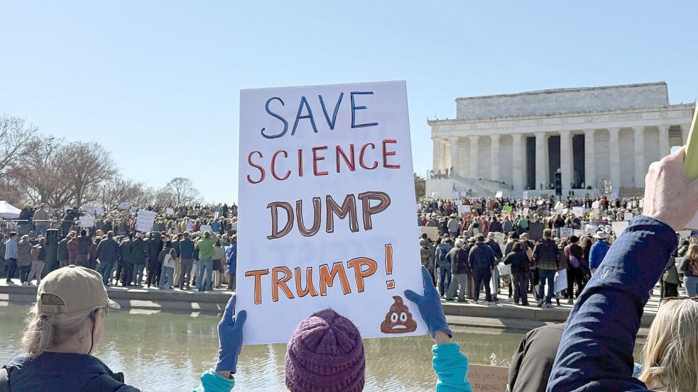 Proteste gegen die Regierung: „Rettet die Wissenschaft - Weg mit Trump!“ Foto: Thomas Müller/dpa