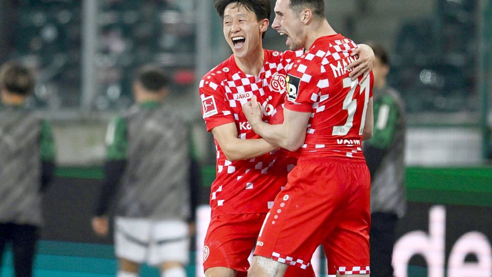 Die Profis von Mainz 05 haben den vierten Sieg in Serie gefeiert. Foto: Fabian Strauch/dpa