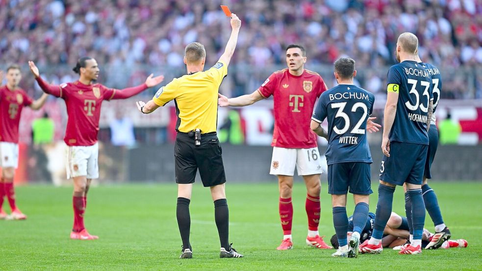 Wendepunkt: Bayern-Profi Joao Palhinha (M.) sieht gegen den VfL Bochum Rot. Foto: Sven Hoppe/dpa