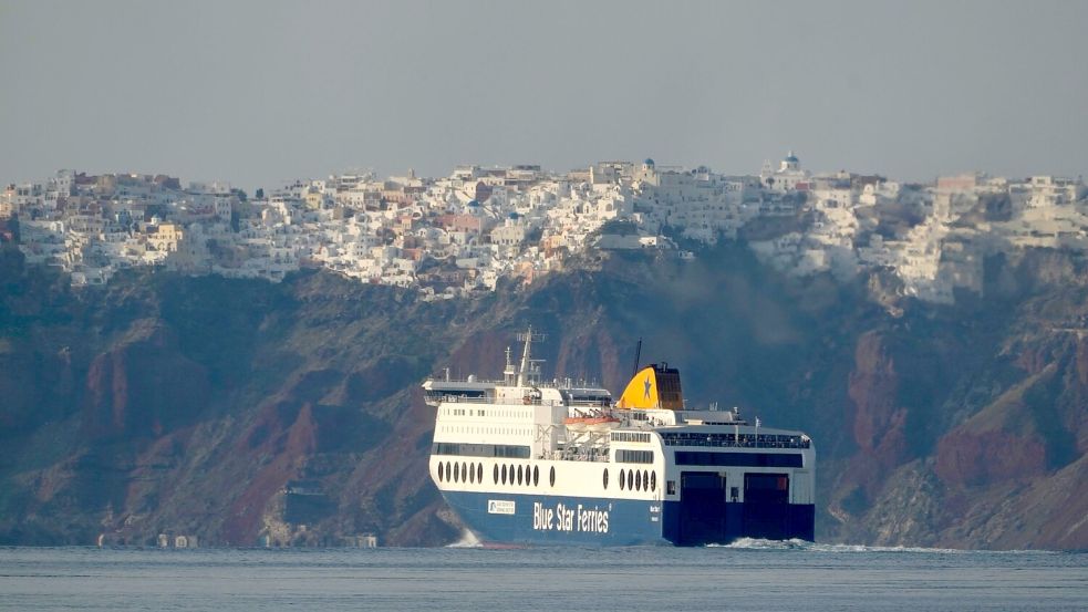 Immer mehr Menschen kehren mit den Fähren zurück nach Santorini. (Archivfoto) Foto: Petros Giannakouris/AP/dpa