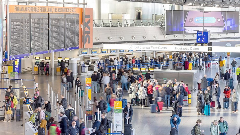 Mehr als 500.000 Flugpassagiere können ihre Reisen am Montag nicht wie geplant antreten. Foto: Helmut Fricke/dpa