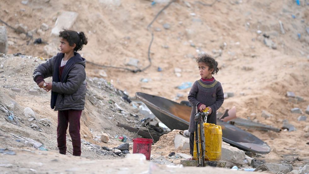 Israel könnte Berichten zufolge auch die Wasserversorgung kappen. (Archivbild) Foto: Jehad Alshrafi/AP/dpa