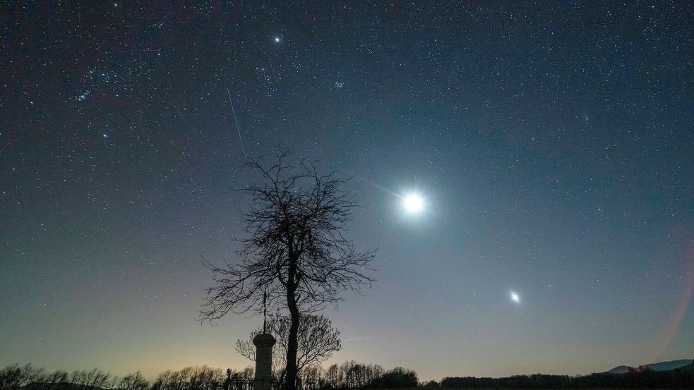 So sah der Abendhimmel Anfang März aus: Links der Jupiter, in der Mitte der Mond und rechts die Venus. (Archivbild) Foto: Peter Komka/MTI/AP/dpa