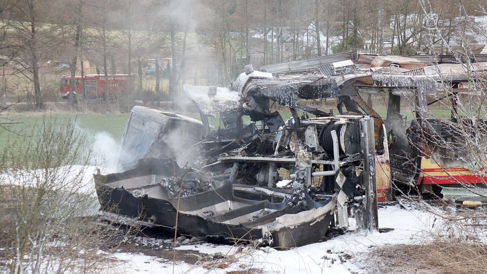 Die Fahrzeuge brannten aus. Foto: Rene Priebe/dpa