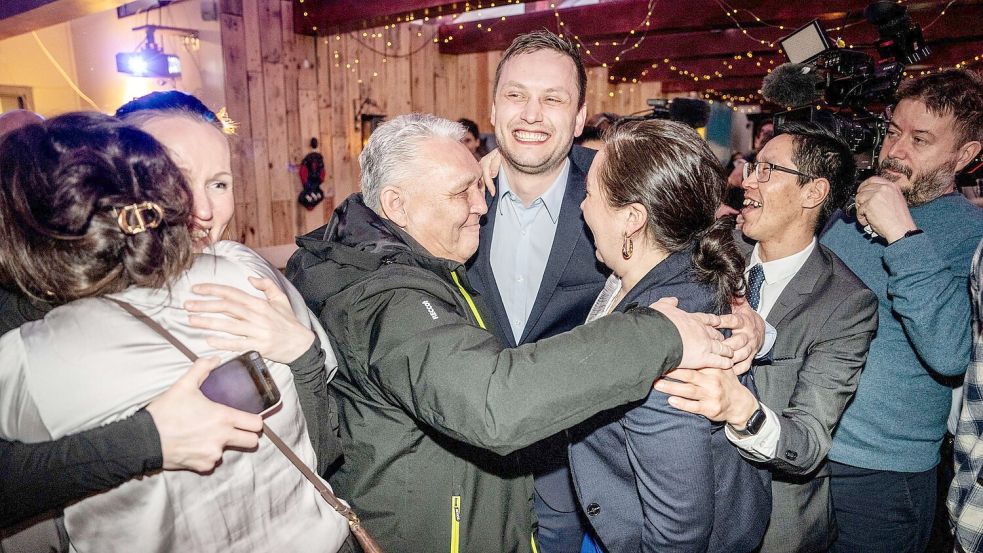 Der Vorsitzende von Demokraatit, Jens-Frederik Nielsen (Mitte), jubelt während der Wahlparty seiner Partei. Foto: Mads Claus Rasmussen/Ritzau Scanpix Foto/AP/dpa