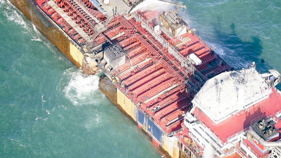 An der „Stena Immaculate“ sind deutliche Schäden zu erkennen. Foto: Danny Lawson/PA Wire/dpa