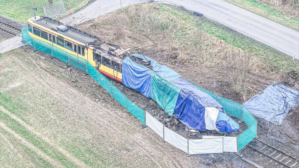 Die Stadtbahn soll in Einzelteilen abtransportiert werden. Foto: Jason Tschepljakow/dpa