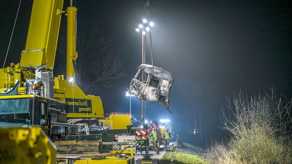 Mit einem großen Kran und unter Flutlicht werden Trümmerteile geborgen. Foto: Jason Tschepljakow/dpa