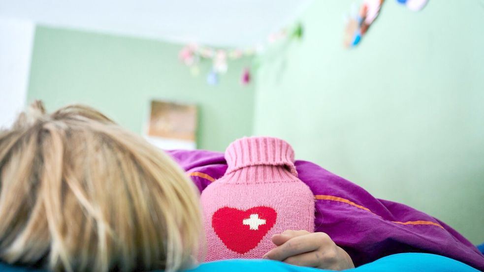 Kinder mit Pims entwickeln Wochen nach einer Corona-Infektion beispielsweise hohes Fieber und Hautausschläge. (Symbolbild) Foto: Annette Riedl/dpa